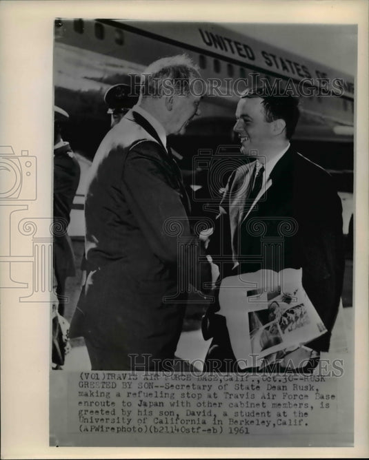 1961 Press Photo Dean Rusk, U.S. Sec of State greeted by his son David. - Historic Images
