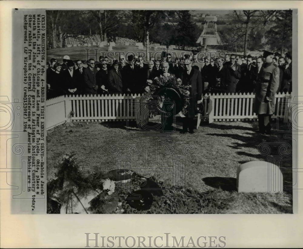 1964 Press Photo Weinstein &amp; Feuer visits Kennedy grave with wreath at Arlington - Historic Images