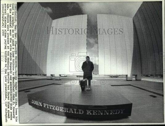 1972 Press Photo Dallas Mayor Wes Wise, bows his head in prayer as he pays a - Historic Images