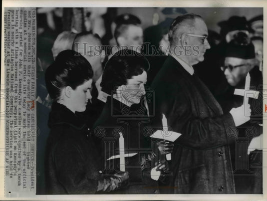 1963 Press Photo President and Mrs. Johnson with their daughter Lucy Baines hold - Historic Images