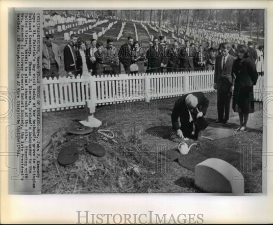 1964 Press Photo Mrs. John F. Kennedy pays a St. Patrick's Day visit at her - Historic Images