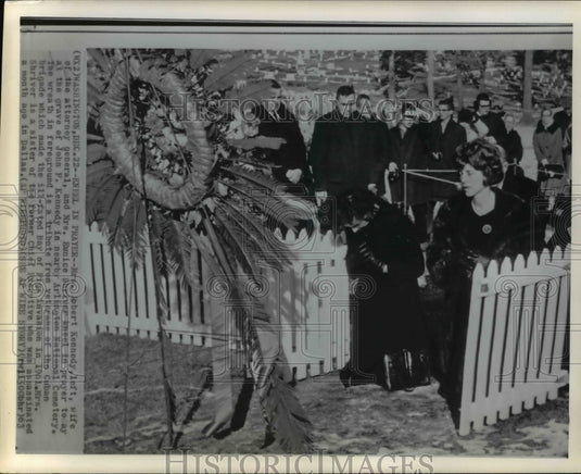 1963 Press Photo Mrs. Robert Kennedy and Mrs. Eunice Shriver kneel in prayer - Historic Images
