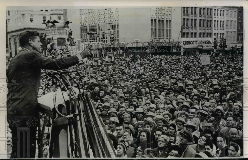 1960 Press Photo Presidential nominee Sen John Kennedt addresses a big crowd - Historic Images