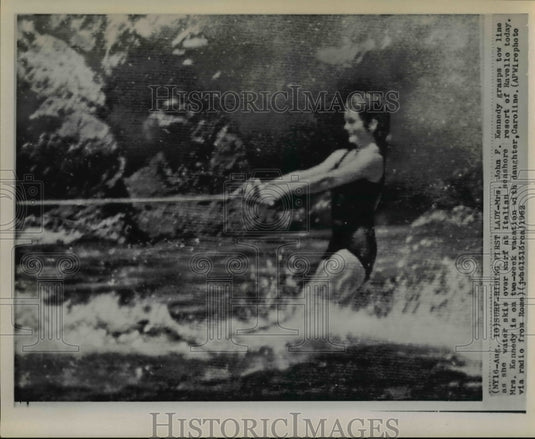 1962 Press Photo Mrs. Kennedy in water skis over surf at Ravello - Historic Images