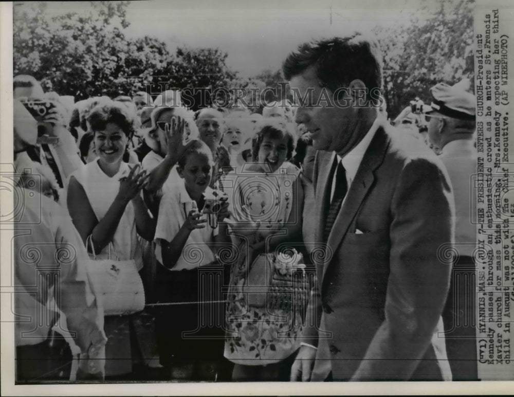 1963 Press Photo Pres. Kennedy attends mass at St. Francis Xavier church - Historic Images