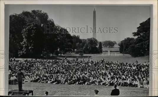 1962 Press Photo Pres. Kennedy addresses foreign students at White House S. lawn - Historic Images