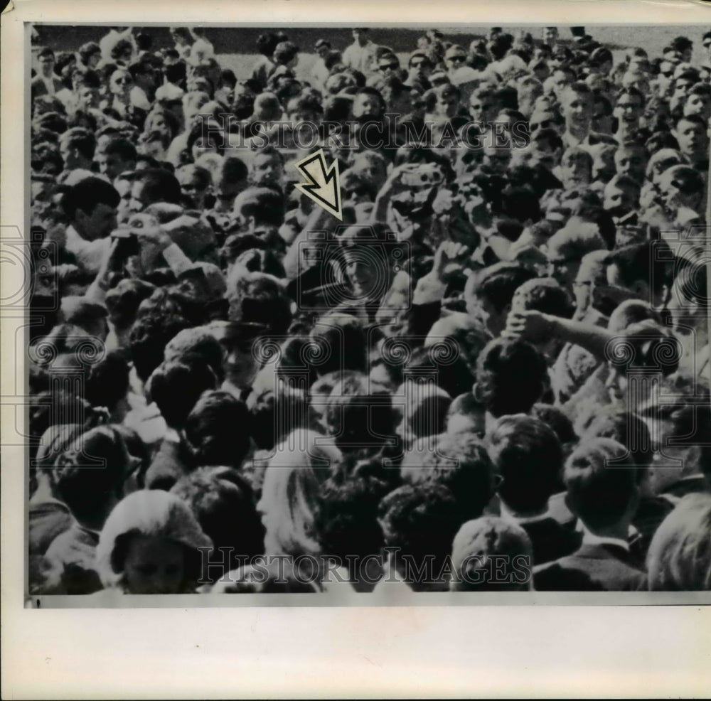 1962 Press Photo Pres. Kennedy mobbed by HS students after speech at White House - Historic Images