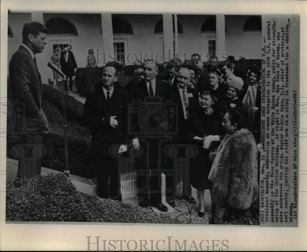 1961 Press Photo Pres Kennedy w/ 40 women delegates to  16th UN General Assembly - Historic Images