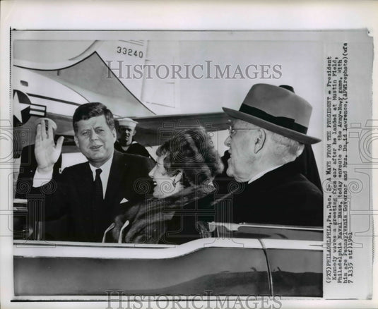 1961 Press Photo Pres. Kennedy waves to crowd at Mustin Field, Phi. Naval Base - Historic Images