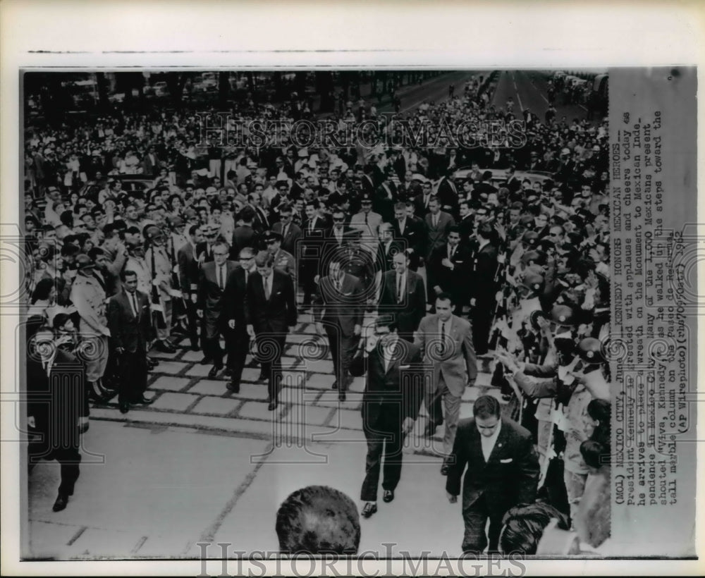 1962 Press Photo Kennedy places wreath on Monument to Mexican Independence - Historic Images