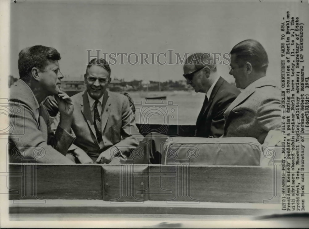 1961 Press Photo Pres Kennedy discussed Berlin problems with advisers on Marlin - Historic Images