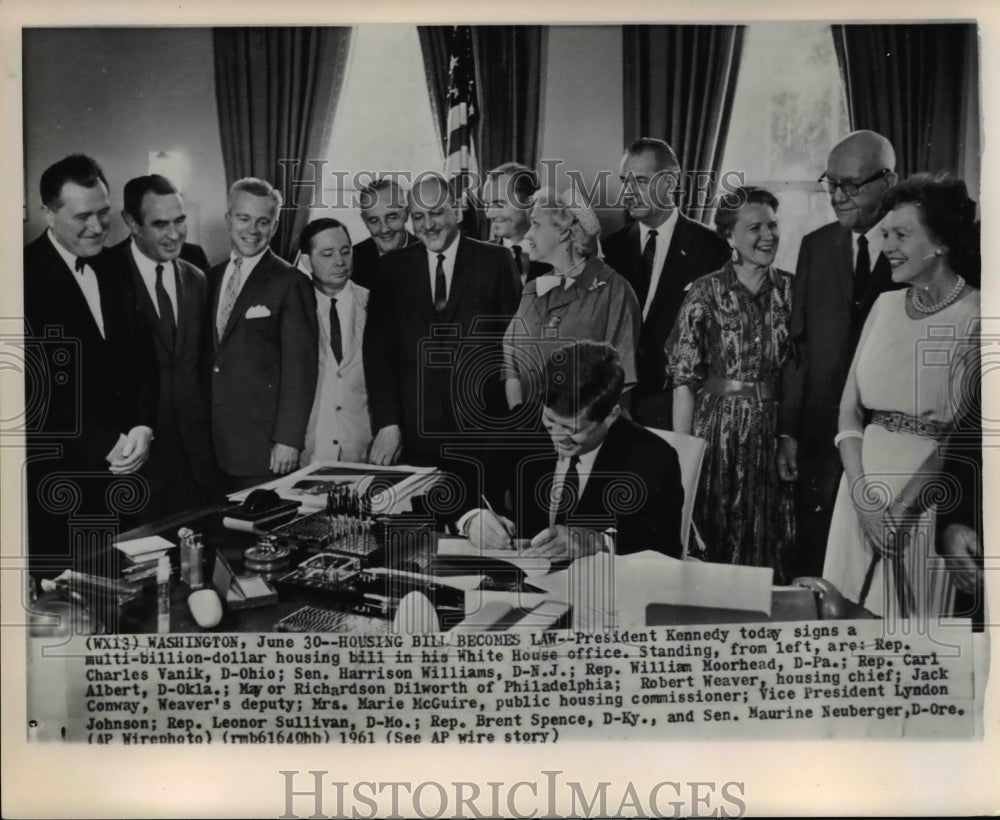 1961 Press Photo Pres Kennedy signs multi billion-dollar housing bill - Historic Images