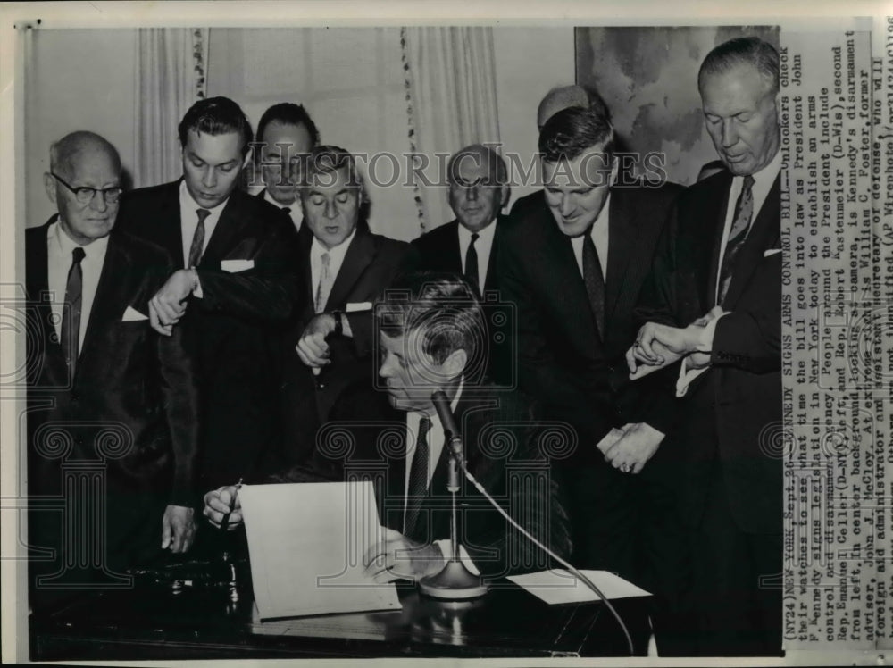 1961 Press Photo Pres John Kennedy signs legislation in New York with onlookers - Historic Images
