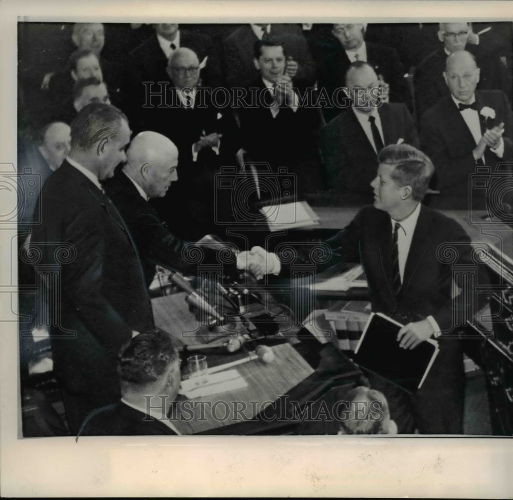 1961 Press Photo Pres Kennedy shakes hands with House Speaker Sam Rayburn - Historic Images