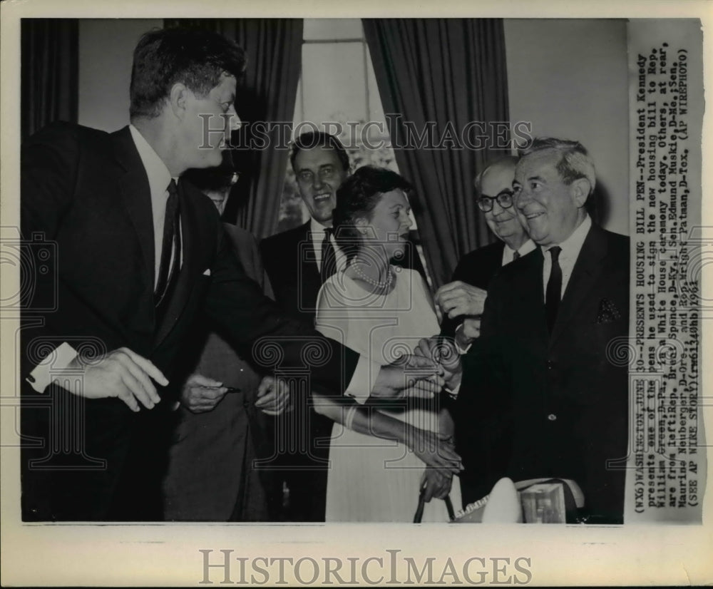 1961 Press Photo Pres Kennedy with pens to sign new housing bill to Rep Green - Historic Images