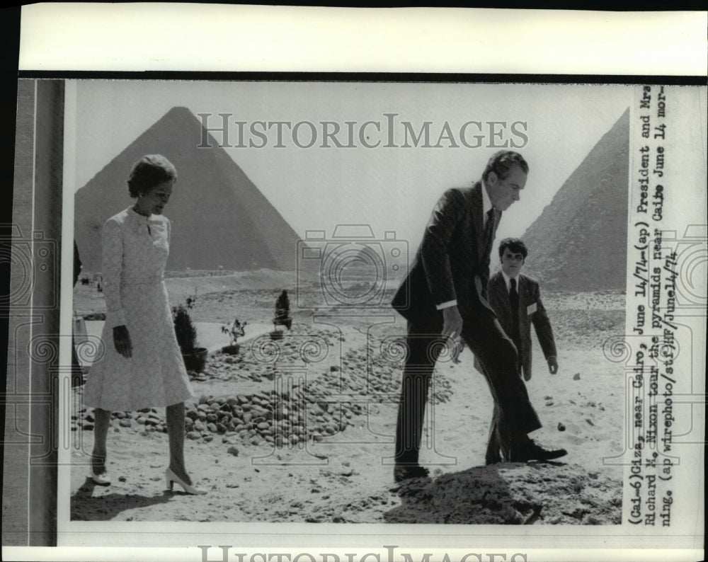 1974 Press Photo Pres. Nixon &amp; wife tour the pyramids at Cairo - Historic Images