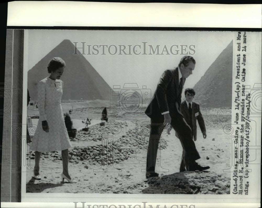 1974 Press Photo Pres. Nixon & wife tour the pyramids at Cairo - Historic Images