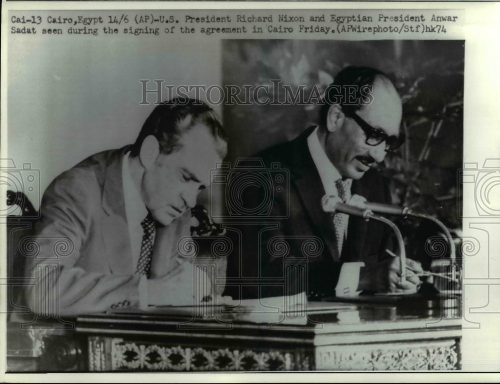 1974 Press Photo Pres. Nixon &amp; Pres. Anwar signing agreement in Cairo - Historic Images