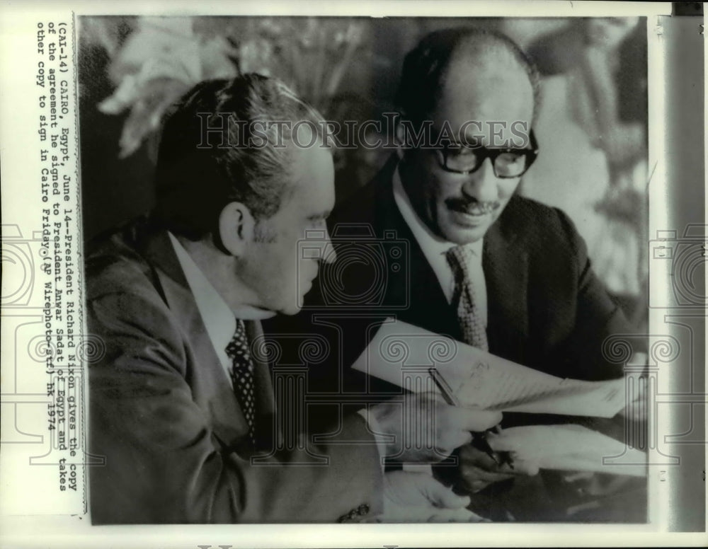 1974 Press Photo Pres.Nixon&amp;Pres.Sadat exchange signed agreement in Cairo - Historic Images