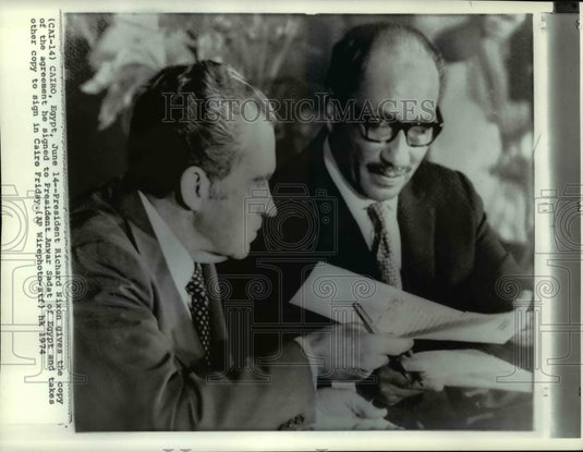1974 Press Photo Pres.Nixon&Pres.Sadat exchange signed agreement in Cairo - Historic Images
