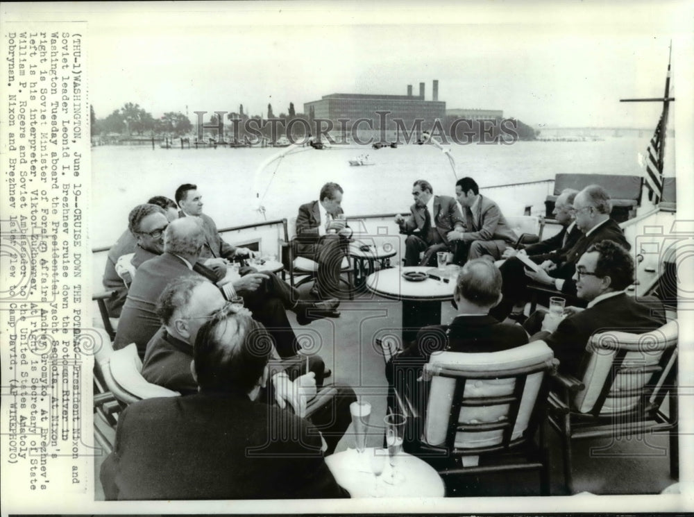 1973 Press Photo Nixon&amp;Brezhnev with other officials crusing in Potomac River - Historic Images