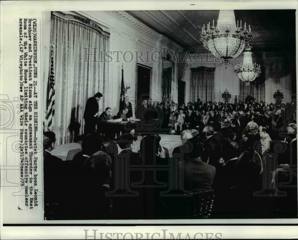 1973 Press Photo Nixon &amp; Brezhnev signs agreement in East room of White House - Historic Images