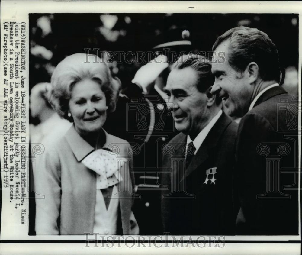 1973 Press Photo Pres. Nixon &amp; wife welcomes Brezhnev in South Lawn ceremony - Historic Images