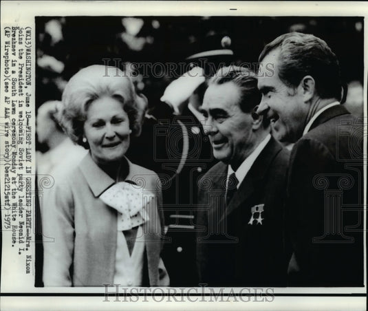 1973 Press Photo Pres. Nixon & wife welcomes Brezhnev in South Lawn ceremony - Historic Images