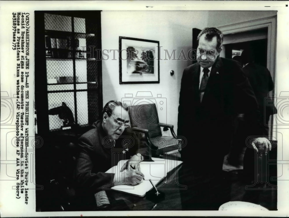 1973 Press Photo Pres. Nixon watches Brezhnev signs documents at White house - Historic Images