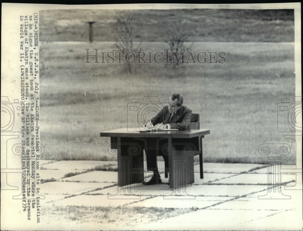 1974 Press Photo Pres. Nixon signs guest book at Khatyn Memorial alone - Historic Images