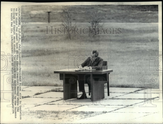 1974 Press Photo Pres. Nixon signs guest book at Khatyn Memorial alone - Historic Images