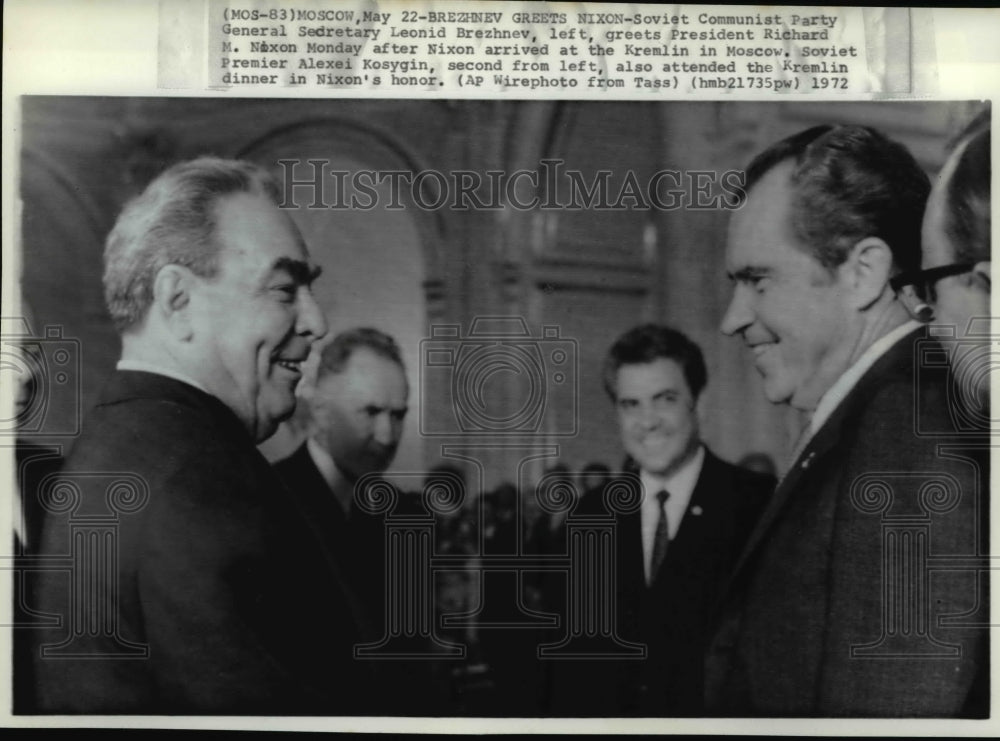 1972 Press Photo Brezhnev greets Pres. Nixon at Kremlin in Moscow - Historic Images