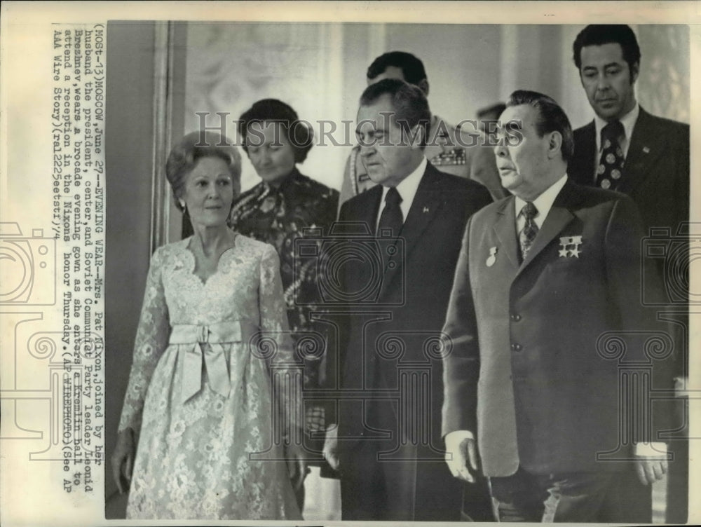 1974 Press Photo Nixon with wife &amp; Brezhnev in evening wear for Kremlin Ball - Historic Images