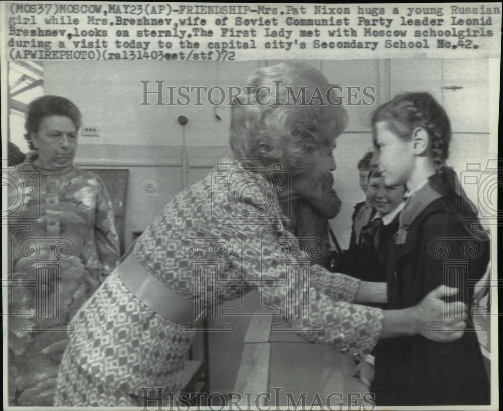 1972 Press Photo Mrs.NIxon &amp; Mrs. Brezhnev visits the Capital&#39;s Secondary school - Historic Images