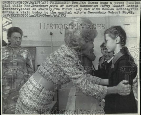 1972 Press Photo Mrs.NIxon & Mrs. Brezhnev visits the Capital's Secondary school - Historic Images