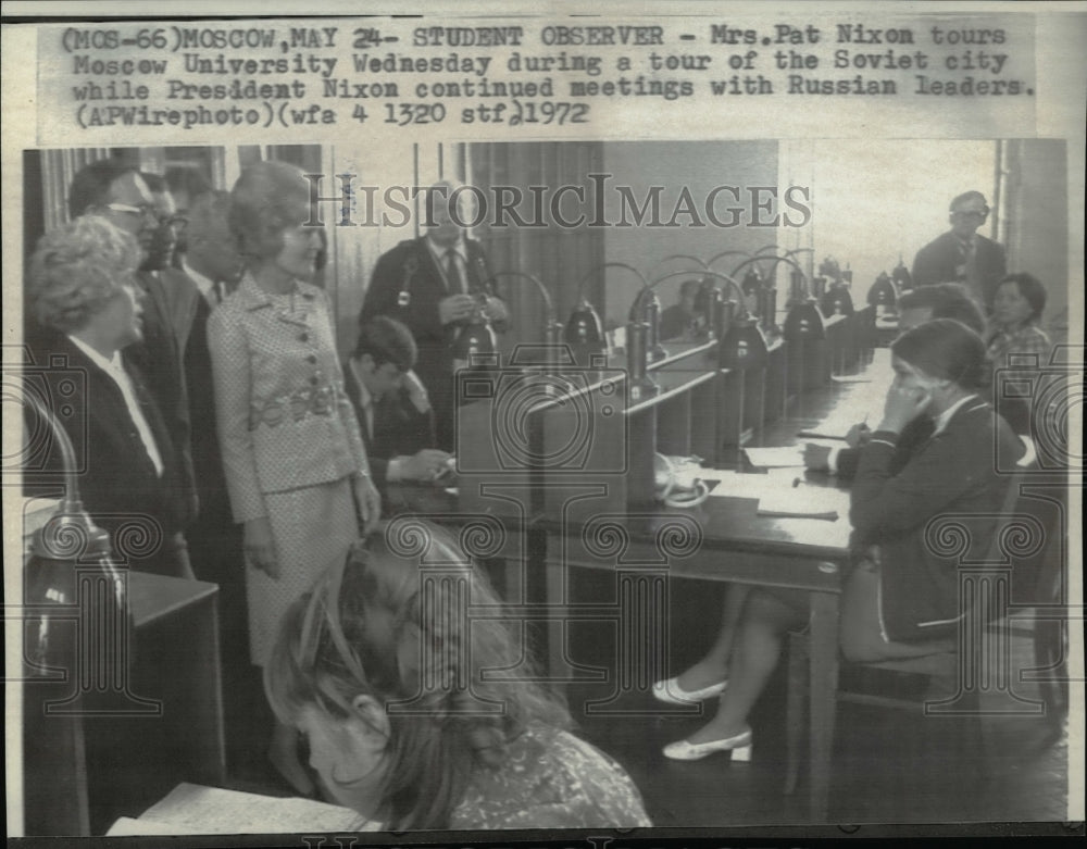 1972 Press Photo Mrs.Nixon tours Moscow Univ. during Soviet tours of Soviet City - Historic Images