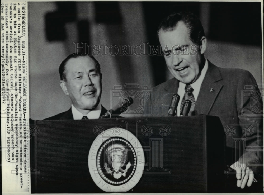 1972 Press Photo Pres. Nixon welcomes Tanaka at Hickam Air Force Base in Hawaii - Historic Images