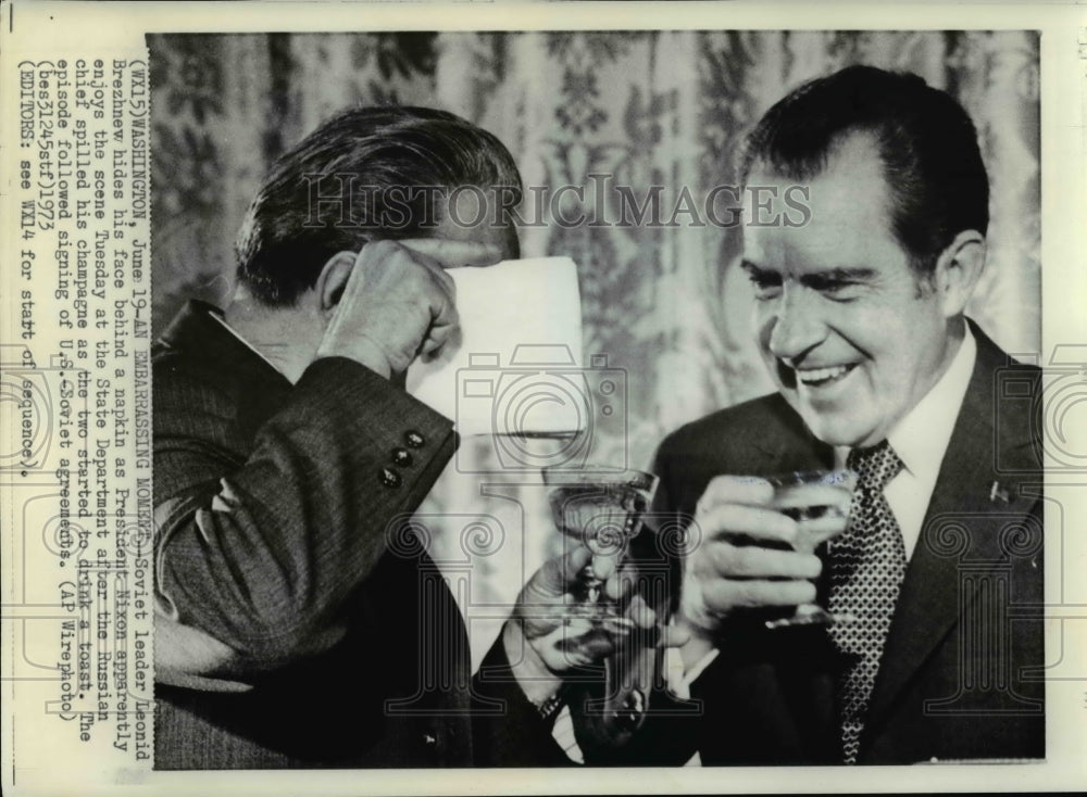 1973 Press Photo Embarrassed Brezhnev after having toast with Pres. Nixon - Historic Images