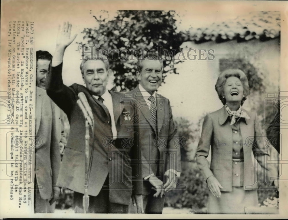 1973 Press Photo Brezhnev in goodbye farewell at Western White House gives laugh - Historic Images
