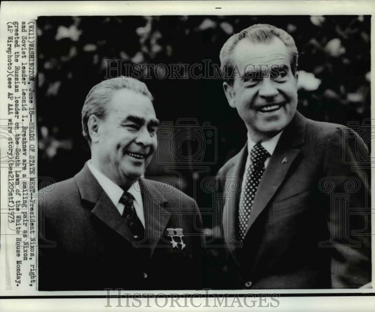 1973 Press Photo Pres. Nixon greets Brezhnev at South Lawn in White House - Historic Images