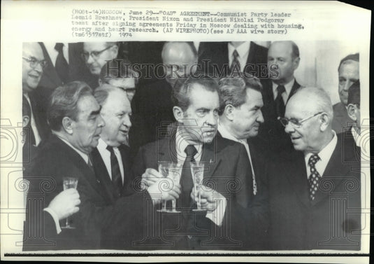 1974 Press Photo Nixon, Brezhnev & Nikolai in toast agreement at Moscow - Historic Images