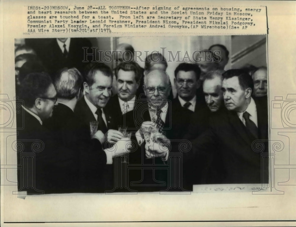 1974 Press Photo Officials on toasts after signing the agreement at Moscow - Historic Images