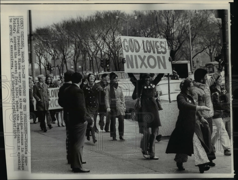 1974 Press Photo Pres. Nixon&#39;s supporters with banners along Michigan Avenue - Historic Images