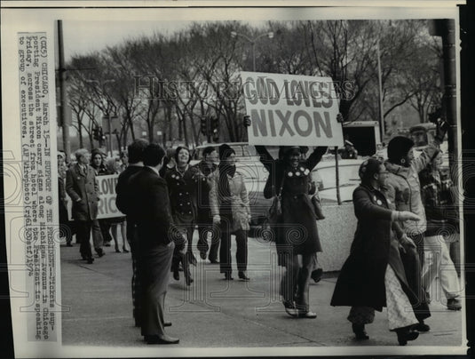 1974 Press Photo Pres. Nixon's supporters with banners along Michigan Avenue - Historic Images