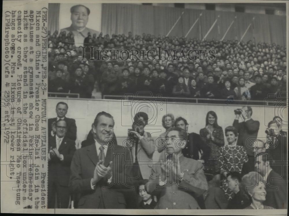 1972 Press Photo Nixon&amp;En-lai applause in gymnast show at Peking - Historic Images