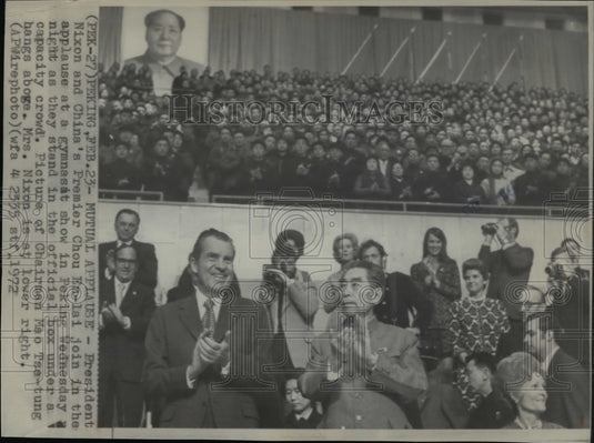 1972 Press Photo Nixon&En-lai applause in gymnast show at Peking - Historic Images