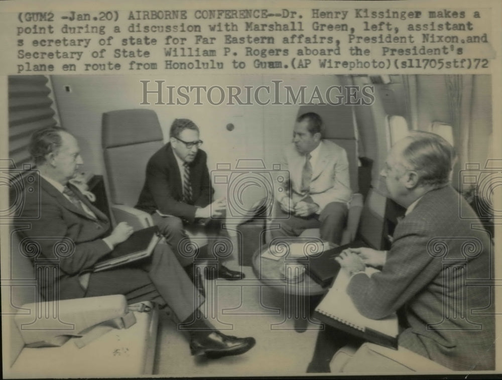 1972 Press Photo Nixon with other officials in airborne conference to Guam - Historic Images