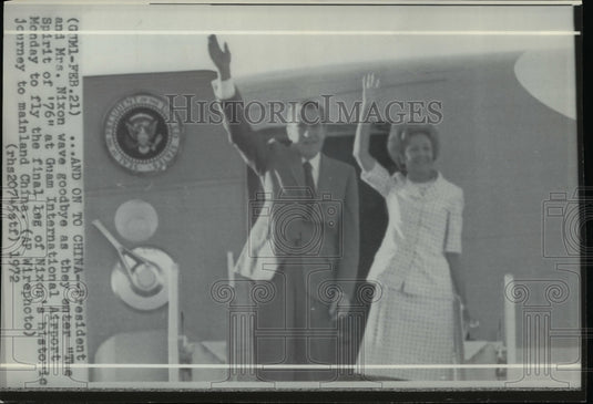 1972 Press Photo Pres.Nixon&wife wave goodbye at Guam International Airport - Historic Images
