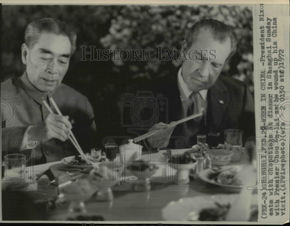 1972 Press Photo Pres.Nixon used chopsticks while eating in Shanghai with En-lai - Historic Images