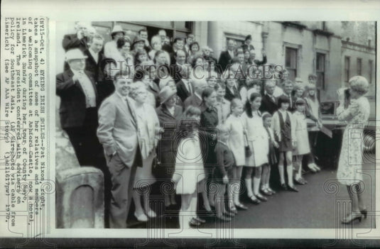 1970 Press Photo Nixon takes a snopshot at Ashford castle with her relatives - Historic Images